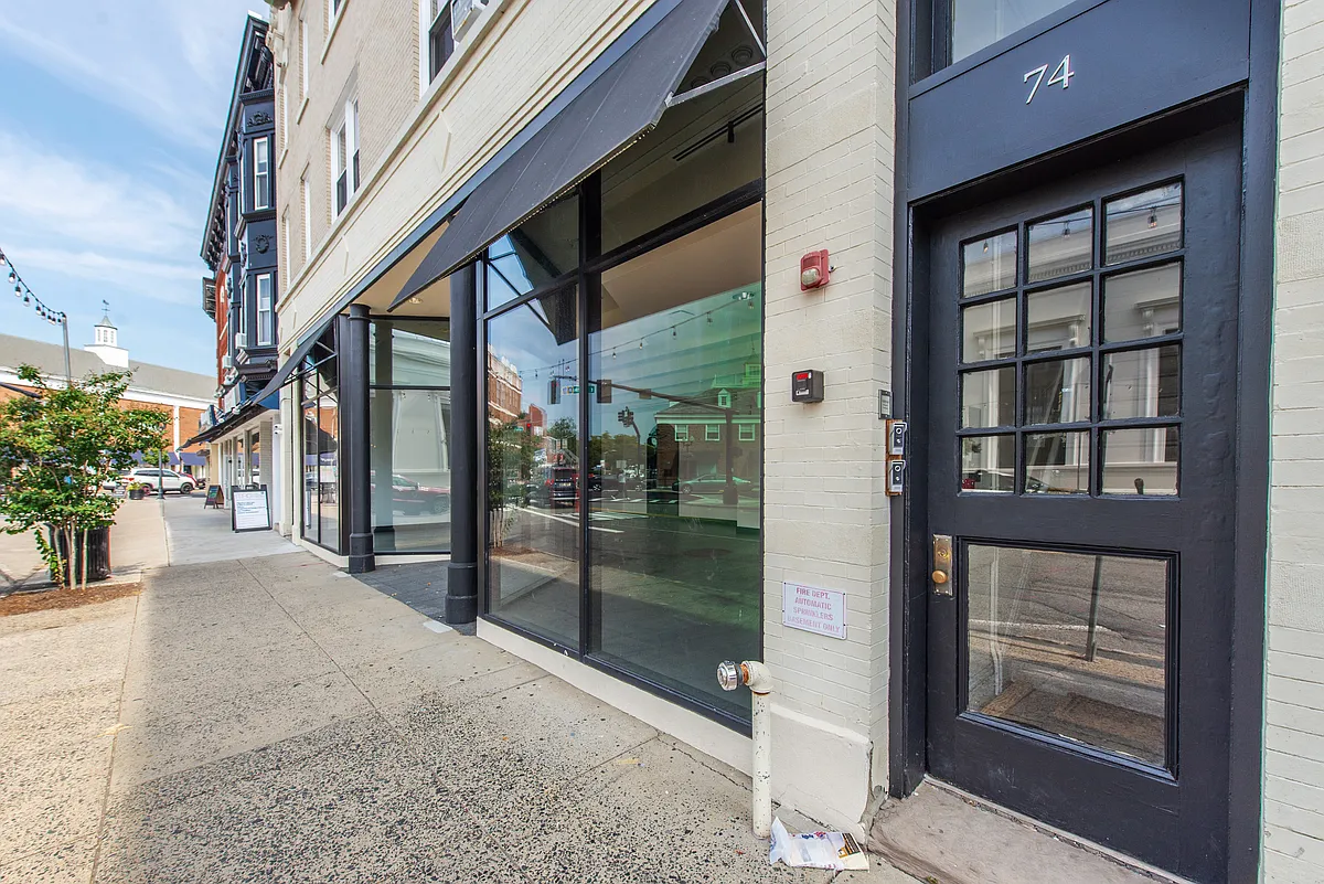 Building Photo - 74 Elm St #3