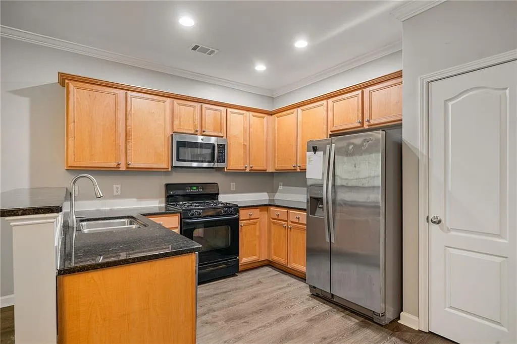 3 bed, 3.5 bath, 2390 sqft, $2,400 — Photo 4