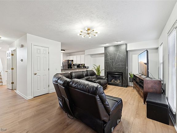 5th image of 17625 Wildwood Ln #323