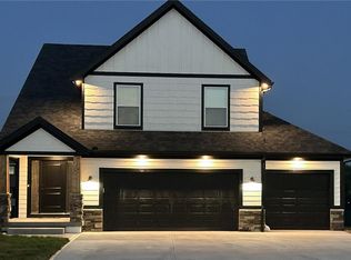 949 N Cottonwood Ct, Tonganoxie, KS 66086