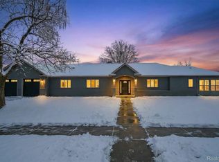 21527 Parke Ln, Grosse Ile, MI 48138