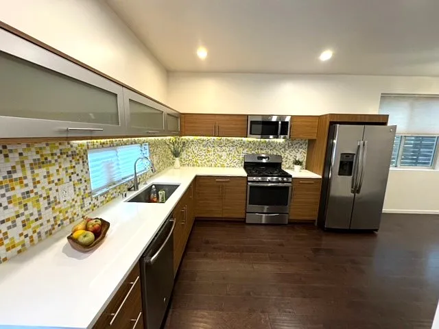 3 bed, 2.5 bath, 1600 sqft, $4,395 — Photo 2