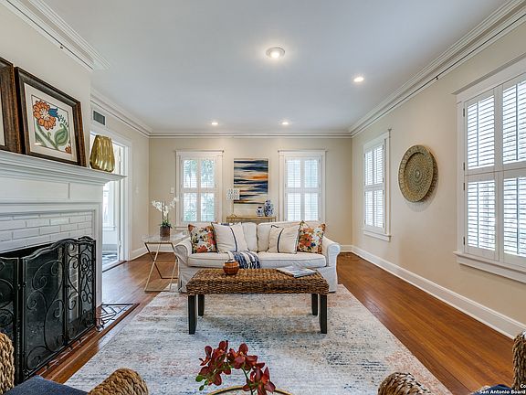 5th image of 227 W Gramercy Pl