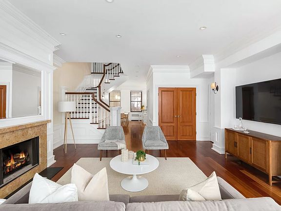 2nd image of 264 W 124th St #2/3