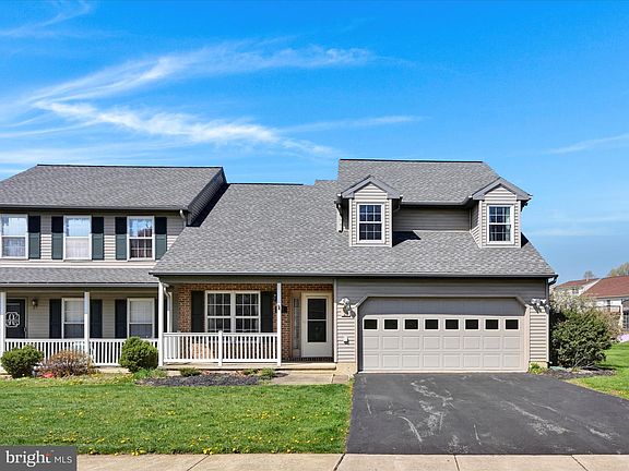 2nd image of 20 Burr Oak Dr