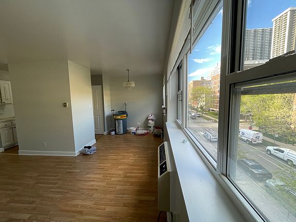 3rd image of 5920 N Kenmore Ave APT 401