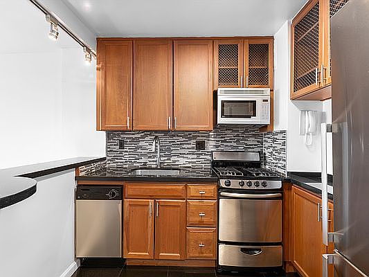 3rd image of 145 E 15th St APT 10S