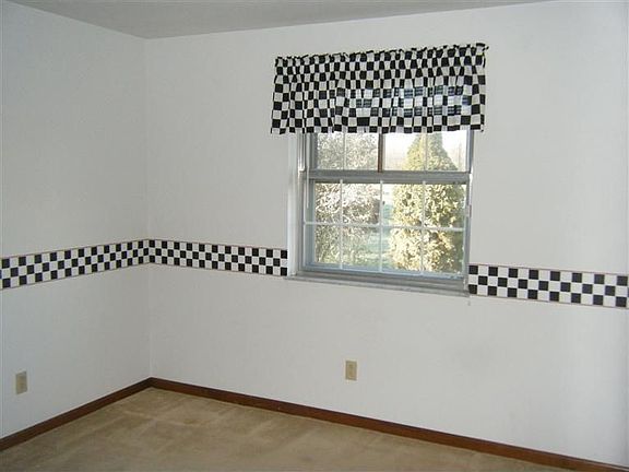 5th image of 3220 Felton Dr