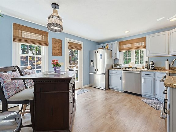 3rd image of 27 Village West Trl