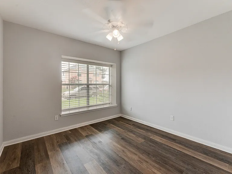 605 English Oak St — Photo 17