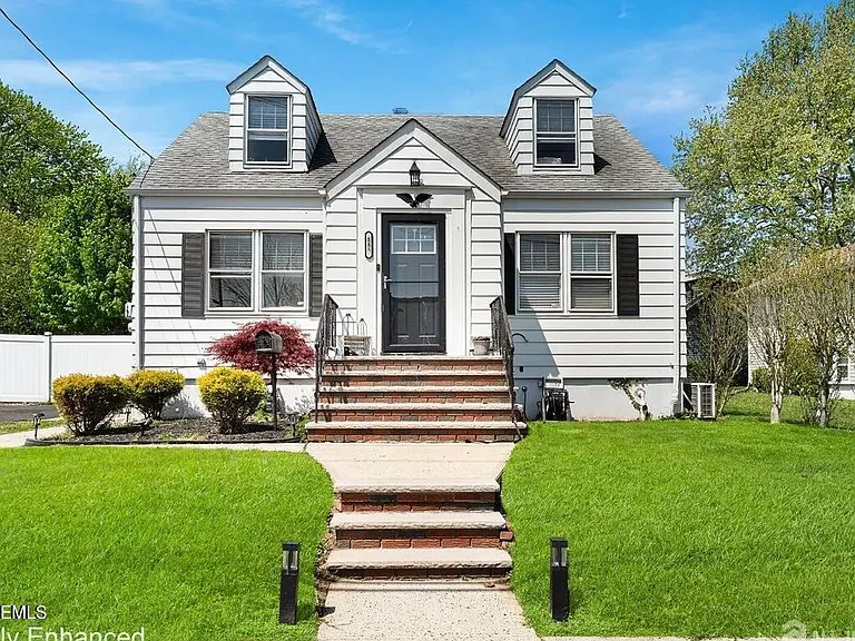 585 Bamford Ave — Photo 3