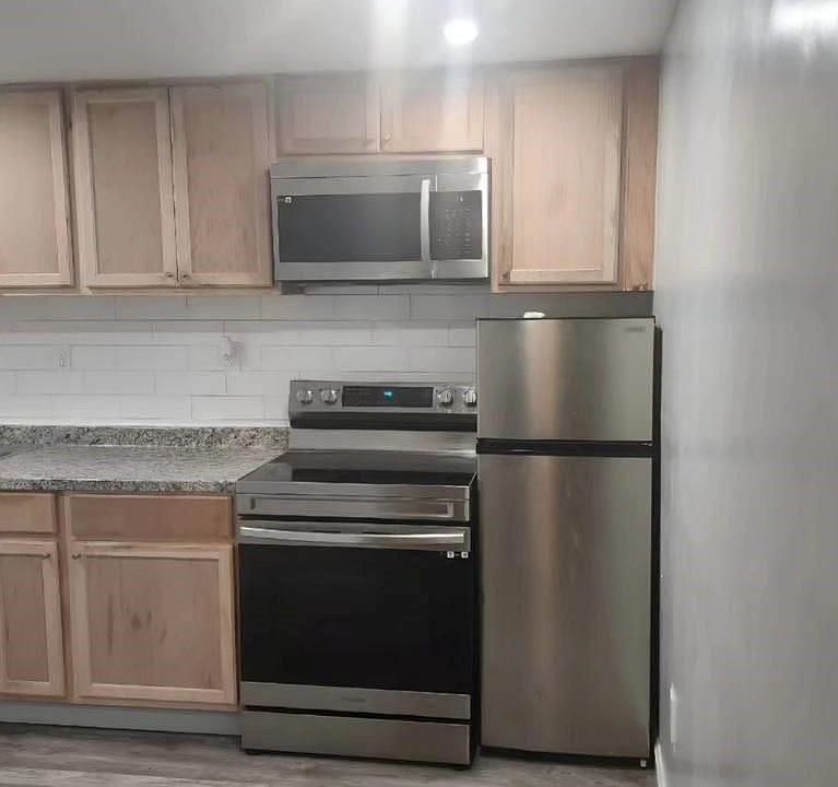 1st image of 596 Lakeridge Dr SE