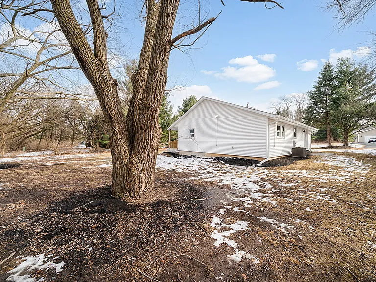 112 Liverpool Dr SE — Photo 37