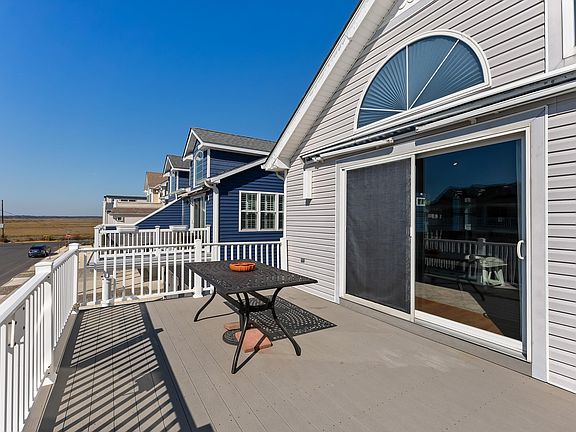 3rd image of 127 34th St W #Sea