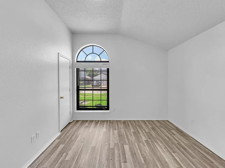 608 Rancho Dr — Photo 15
