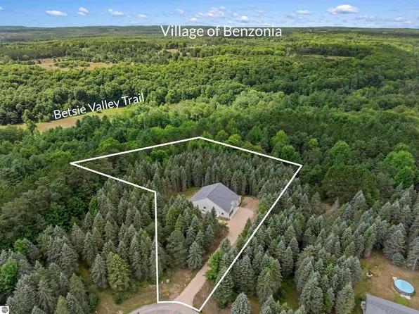 1358 S Lipp Farm Rd, Benzonia, MI 49616