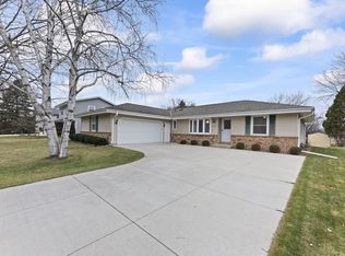 15340 W Mayflower Dr, New Berlin, WI 53151