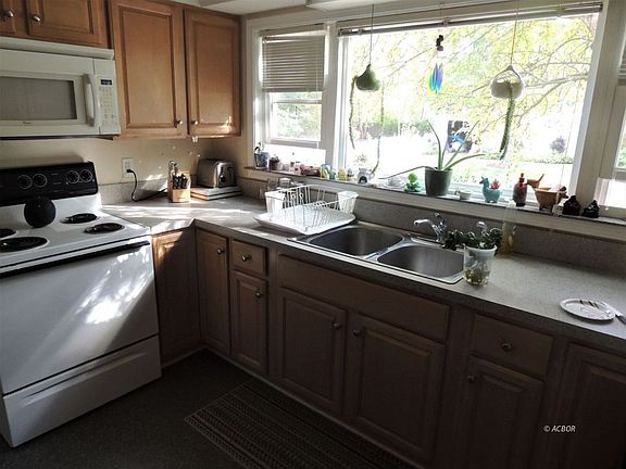 4th image of 401and 403 Elmwood Pl