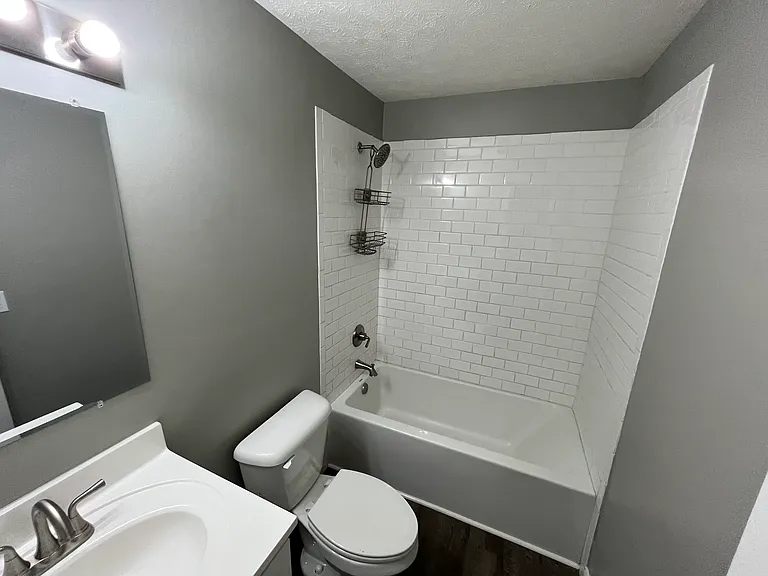 8430 N Dixie Hwy — Photo 3