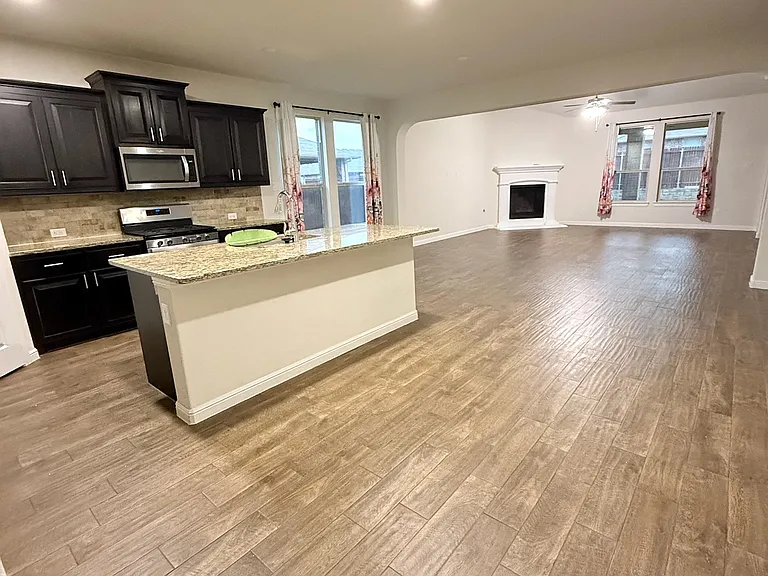 565 Lindisfarne Ln — Photo 5