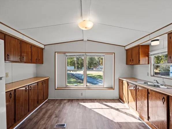 107 Cameron Cir, Muscle Shoals, AL 35661