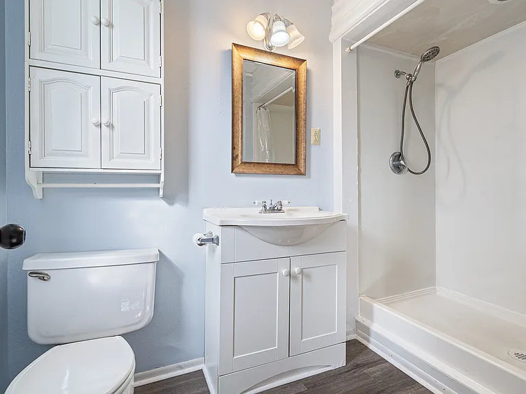 Master Bathroom. Brand new flooring and freshly painted