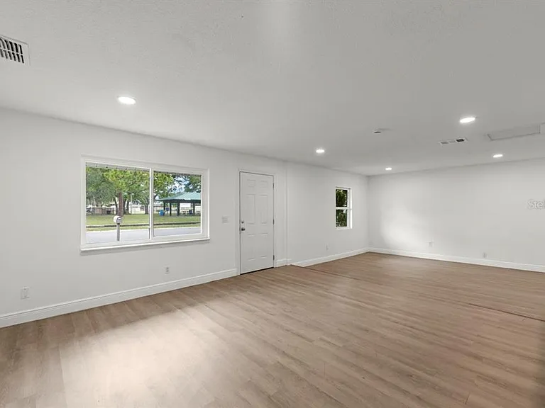 1087 Swan St — Photo 4