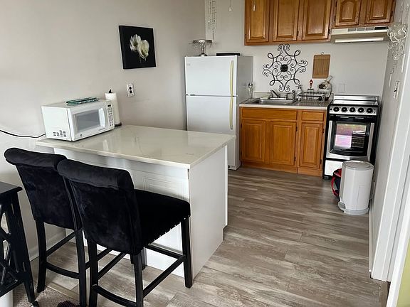 5th image of 79 S Linden Ave APT B