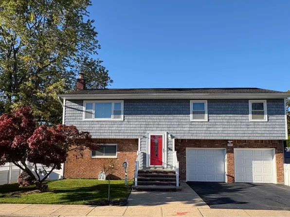 2 Murray Ct, Rockville Centre, NY 11570