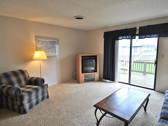 3rd image of 74 Lakeshore Ter #78