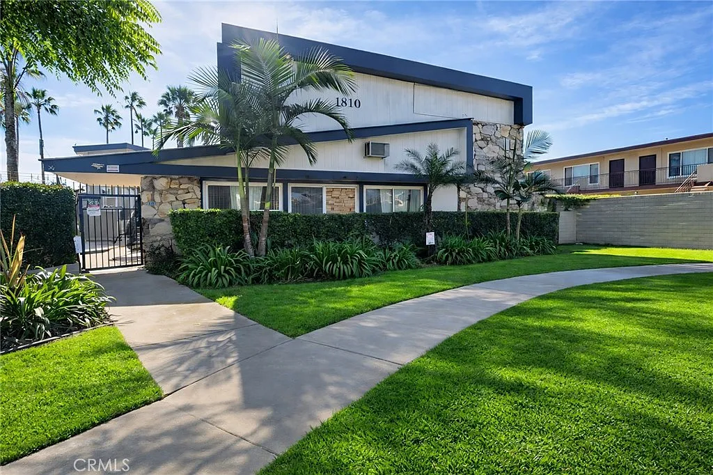 1810 W Sallie Ln — Photo 1