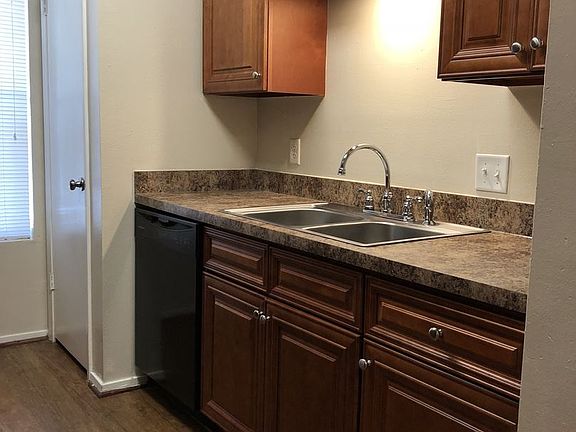 3rd image of 2612B Pecan Knoll St