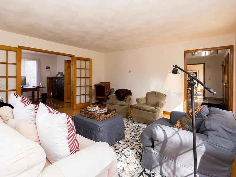 135 Lauricella Ln — Photo 10