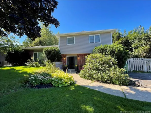 31 Pineridge Ave, New Maryland, NB E3C 1C6