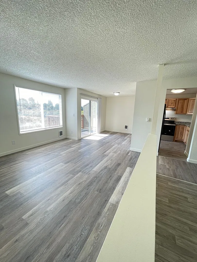 404 27th St SE — Photo 2