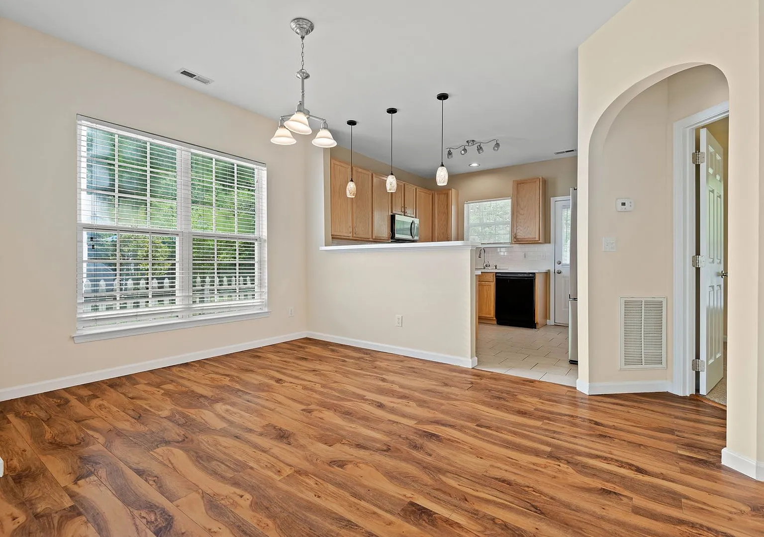 Charming 3 bedroom, 2 bathroom Ranch-style home — Photo 4