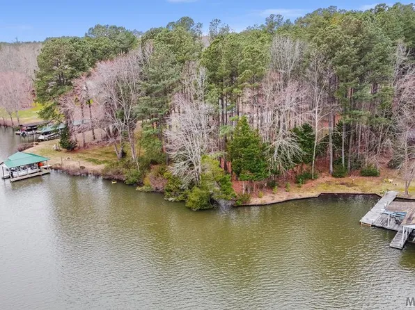 9 Country Club Dr, Gasburg, VA 23857