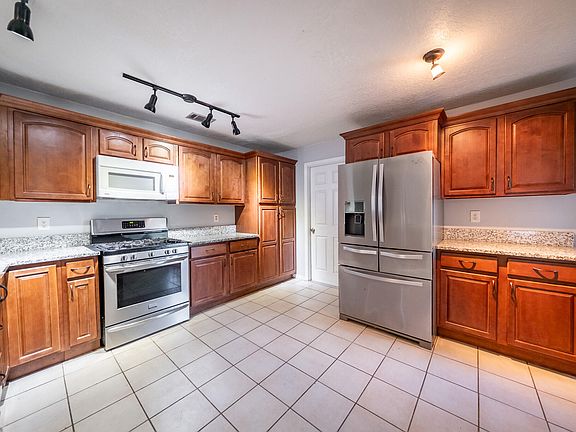 3rd image of 906 Hyzer Ct NE