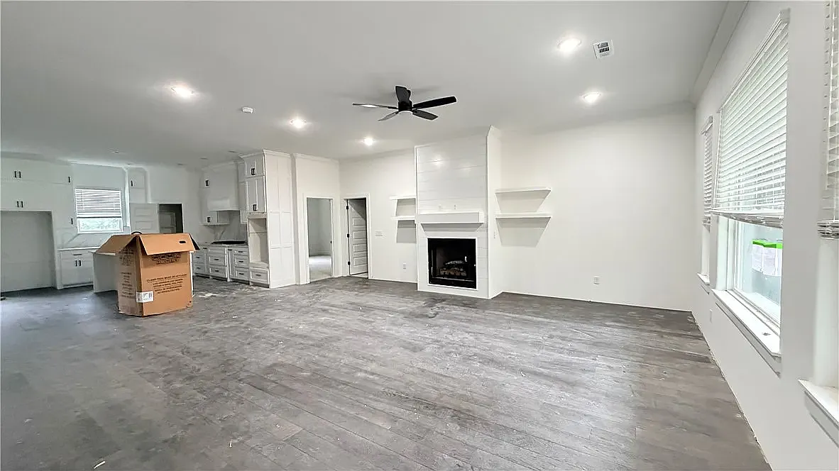 3 bed, 2400 sqft, $2,495 — Photo 2