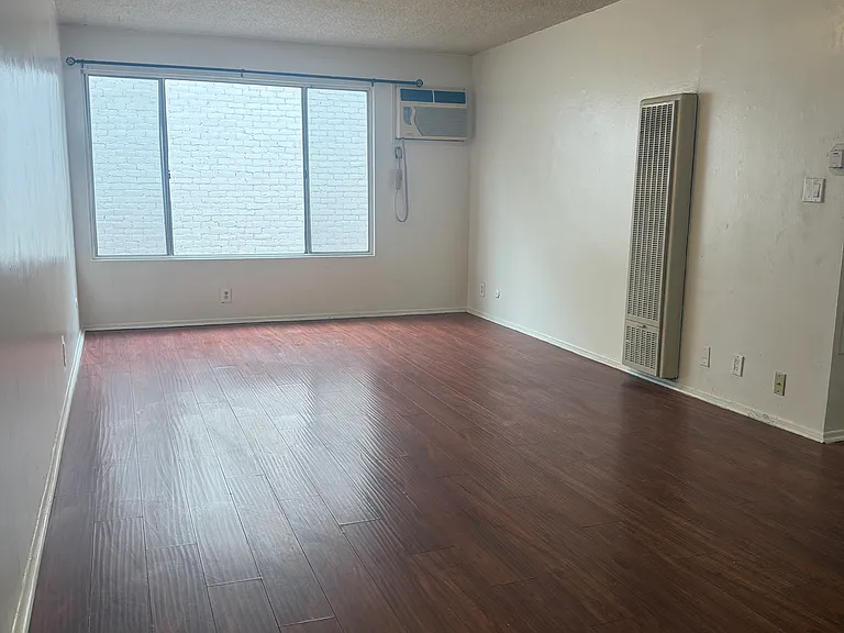 1025 N Mariposa Ave #9 — Photo 3