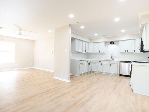 3rd image of 1007 Sycamore St