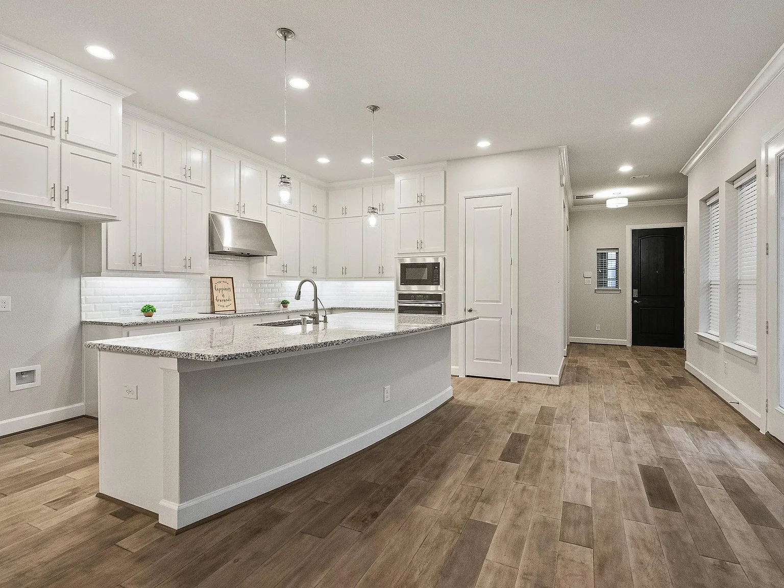 3 bed, 2.5 bath, 2717 sqft, $3,495 — Photo 4