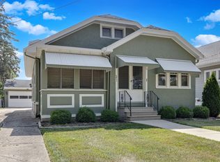 371 Elm St, Elgin, IL 60123