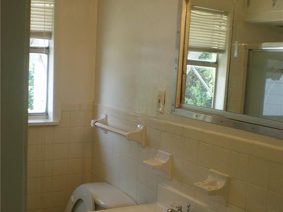 4th image of 1701 Montrose Dr