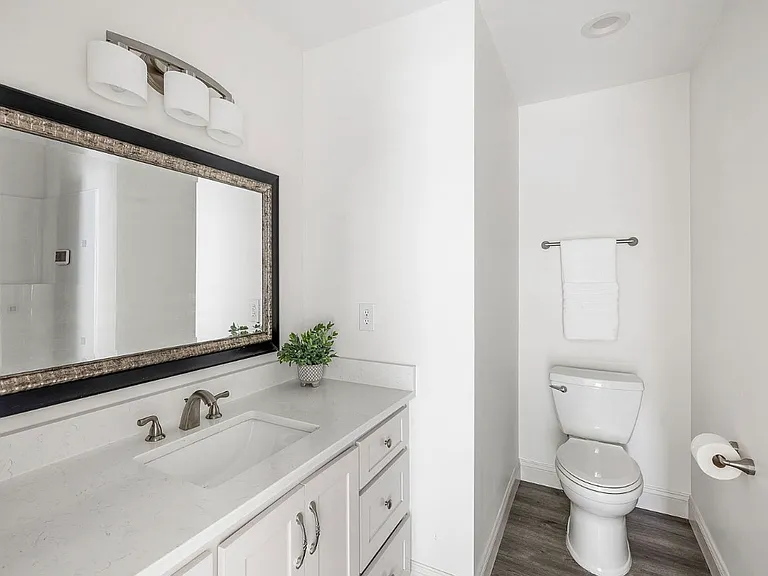 Upstairs Master Bath w/shower
