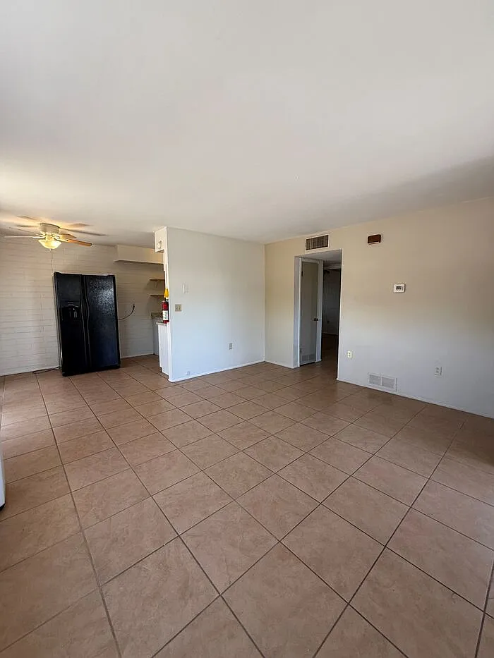 2 bed, 1.0 bath, 800 sqft, $1,200 — Photo 2
