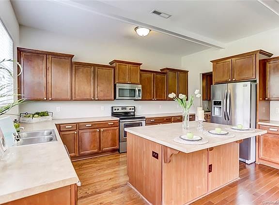 4th image of 2136 Darian Way