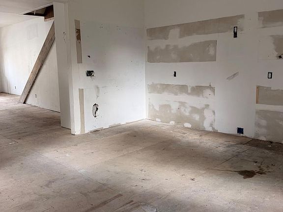 4th image of 23 S Spring St