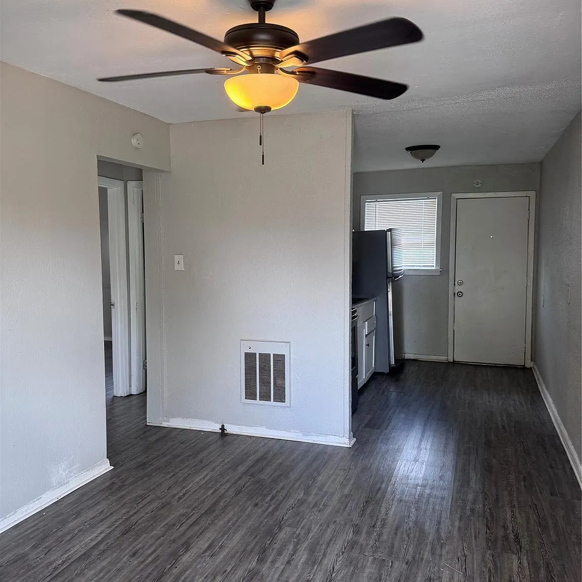 2 bed, 1.0 bath, 700 sqft, $895 — Photo 2