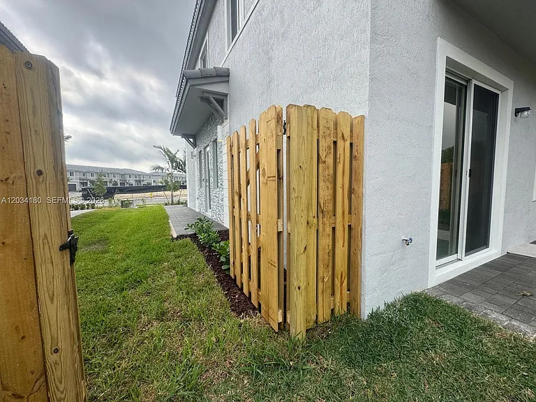 705 SE 13th Street Cir #705 — Photo 9